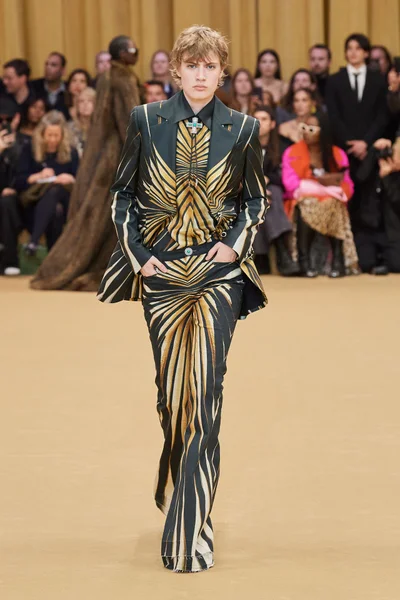 Look 16